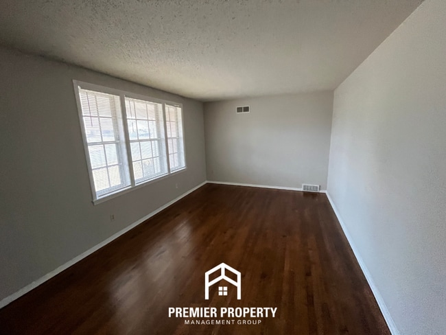 Building Photo - Spacious 3BR Memphis Home with Hardwood Floors, Dual Dining Areas & Fenced Yard