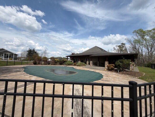 Foto del edificio - Sevierville 37876 - 3 bedroom, 3.5 Bath, 2486 sq. ft. Cabin and a 672 sq. ft. Studio above garage...