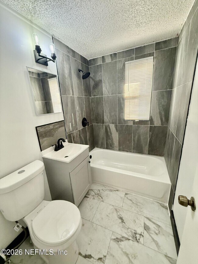 Building Photo - 2540 W 25th St
