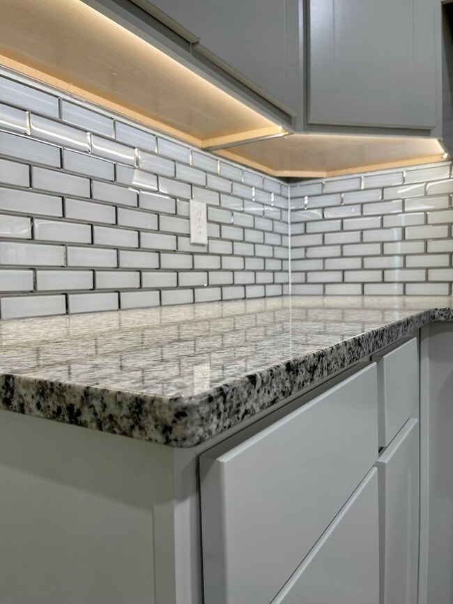 Building Photo - Recently Renovated 3 Bedroom 2 Bath Home n...