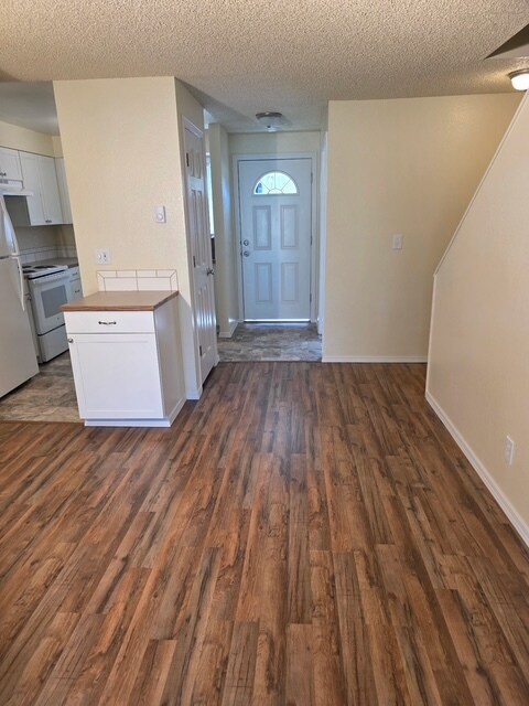 Foto del edificio - 1577 E Skyview Ln