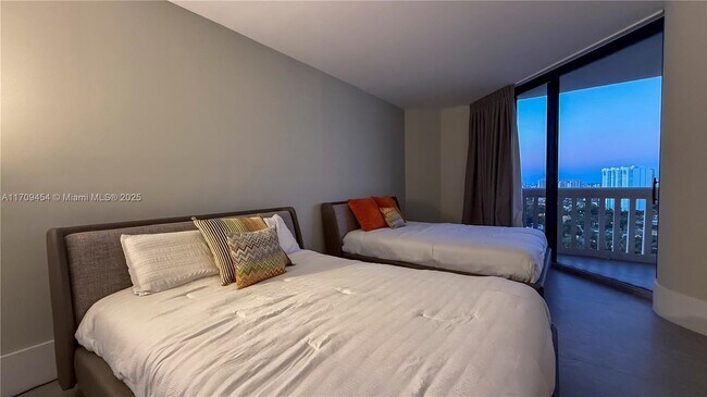 Foto del edificio - 2000 Island Blvd