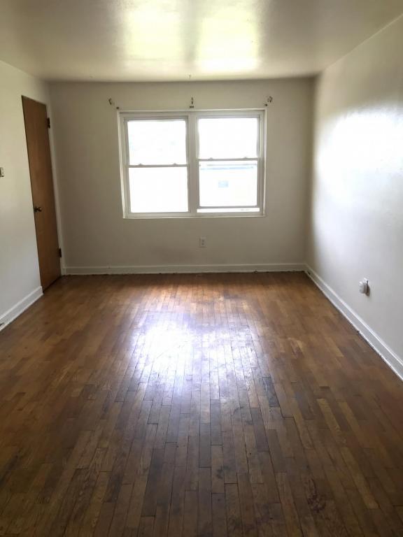 Building Photo - 1001 Vanburen  St  Apt 3 Clarksburg, WV 26301