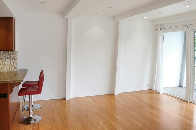 Building Photo - 33 Crescent Avenue, Unit 33