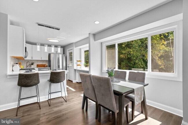 Foto del edificio - 9802 Cherry Tree Ln