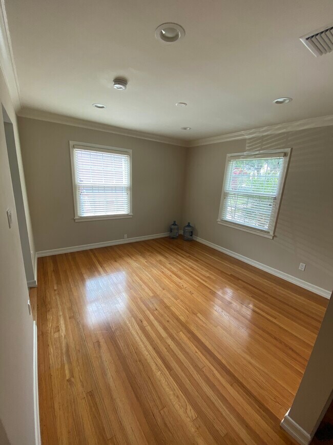 Dining - 2328 Loma Vista St