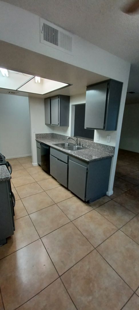 Building Photo - 4570 Carriage Park Dr #17