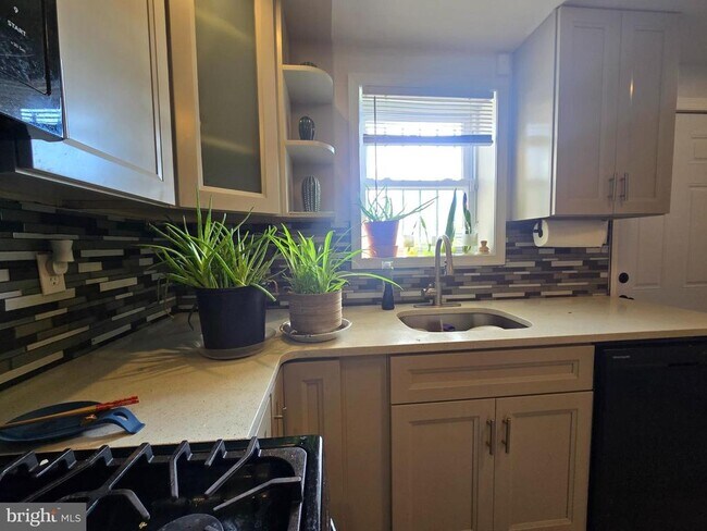 Building Photo - 457 N Edgewood St