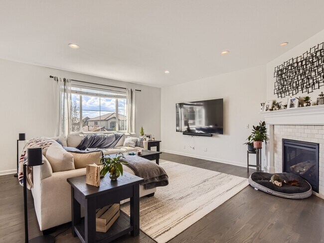 Foto del edificio - 664 Tiger Lily Way