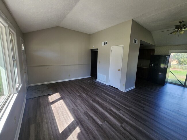 Foto del edificio - Newly updated 3 bedroom 1.5 bath home for ...
