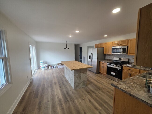 Foto del edificio - Renovated 3-Bed/2-Bath Home with Carport & Fenced Yard – Near Fort Campbell!