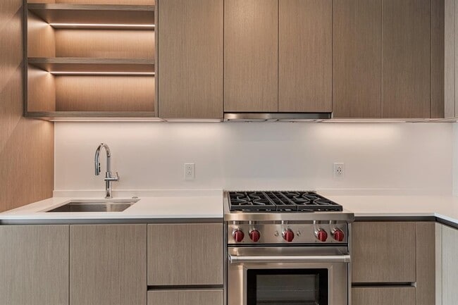 Building Photo - 610 Davis St