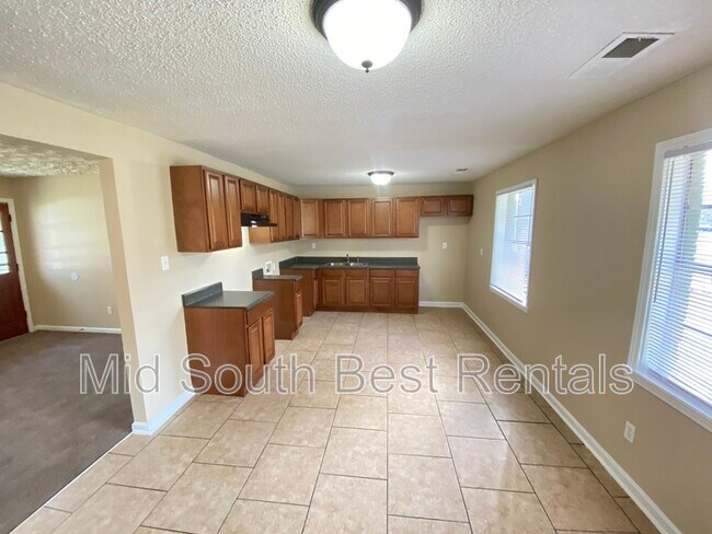 Building Photo - 858 Bramblewood Ln