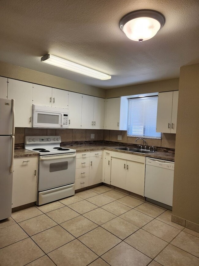 Building Photo - Cute 2 Bedroom 1 Bathroom Near Northtown Mall