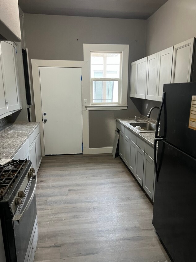 Primary Photo - 245 W Oak St