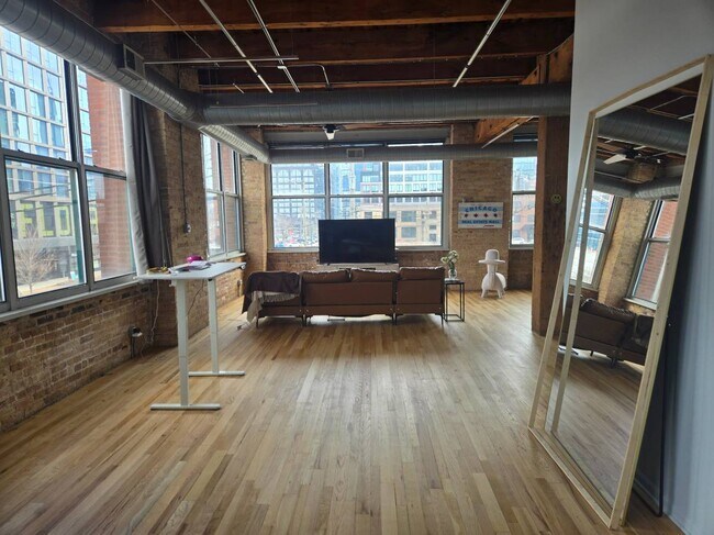 Foto del edificio - 312 N May St