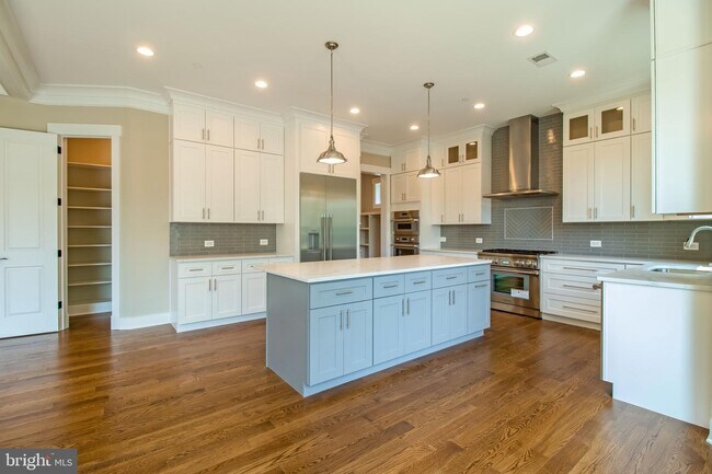Building Photo - 6204 Greentree Rd