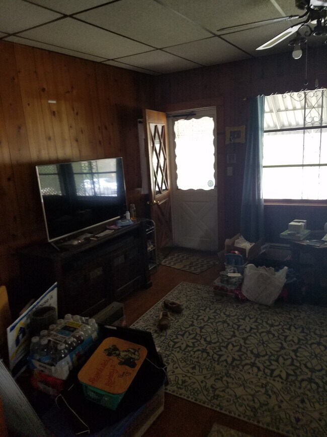 Living Room - 271 S Main Rd