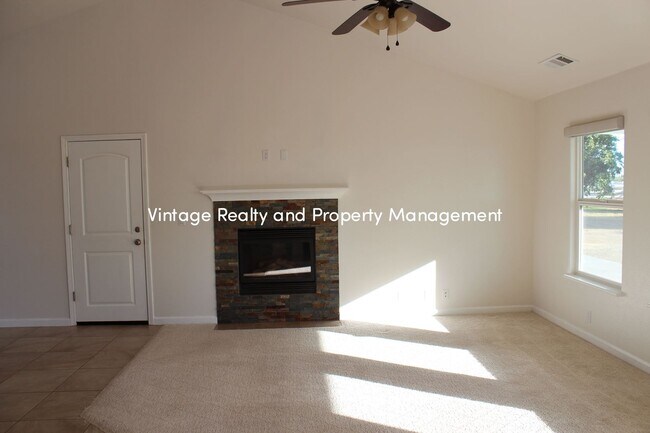 Building Photo - Available Now! Must See 2 Bedroom Home Loc...