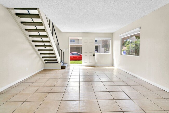 Foto del edificio - Spacious Townhome in Prime UTC/UCSD Locati...