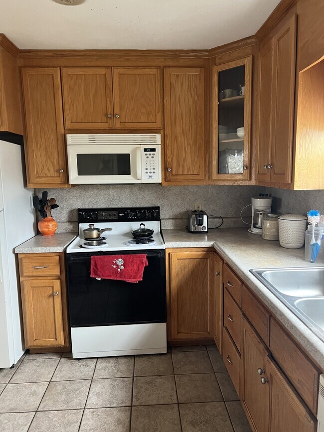 Building Photo - Spacious 3 Bdrm/2.5 Bath End Unit Townhome with Community Pool!!!
