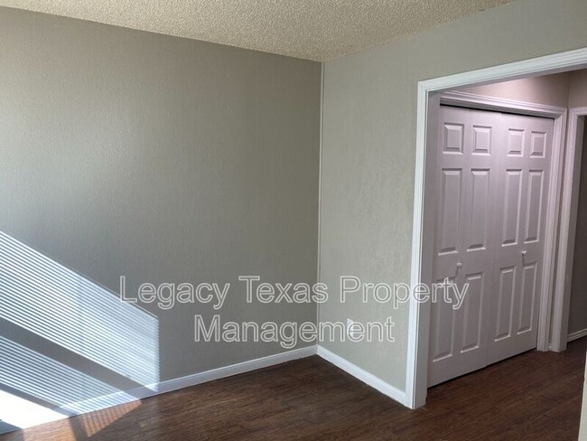 Building Photo - 1607 Sun Valley Dr