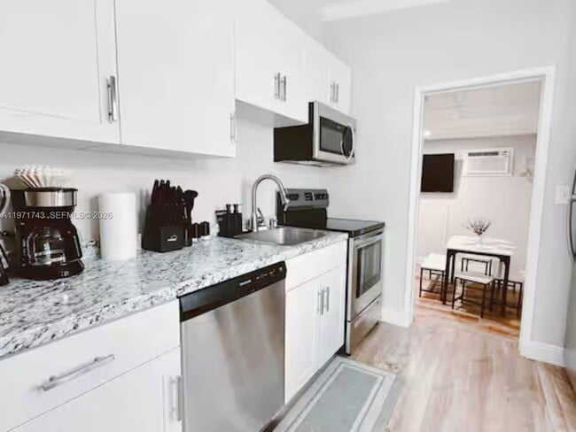 Foto del edificio - 308 NE 8th Ct