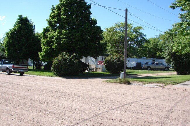 Building Photo - Mobile Manor - 11 Space Mobile Home Park