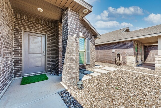 Building Photo - 1311 Lantana Ct
