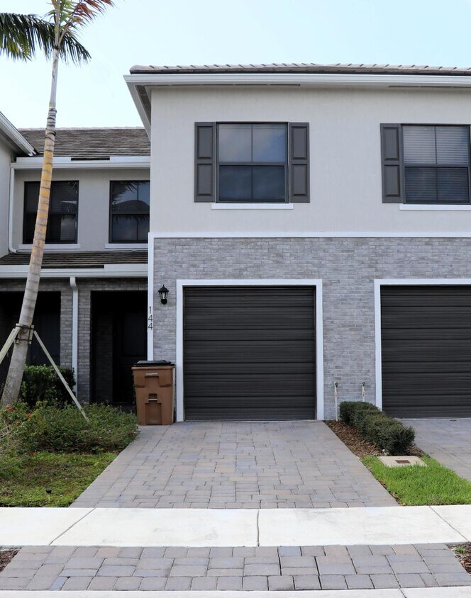 Foto principal - 144 SE 5th Ct