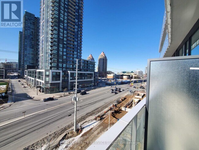 Photo du bâtiment - 3900-3900 Confederation Pkwy