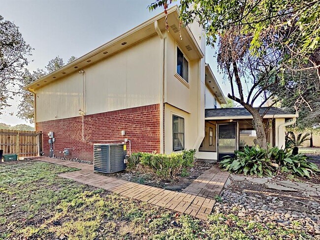 Building Photo - 10502 Mills Cove St