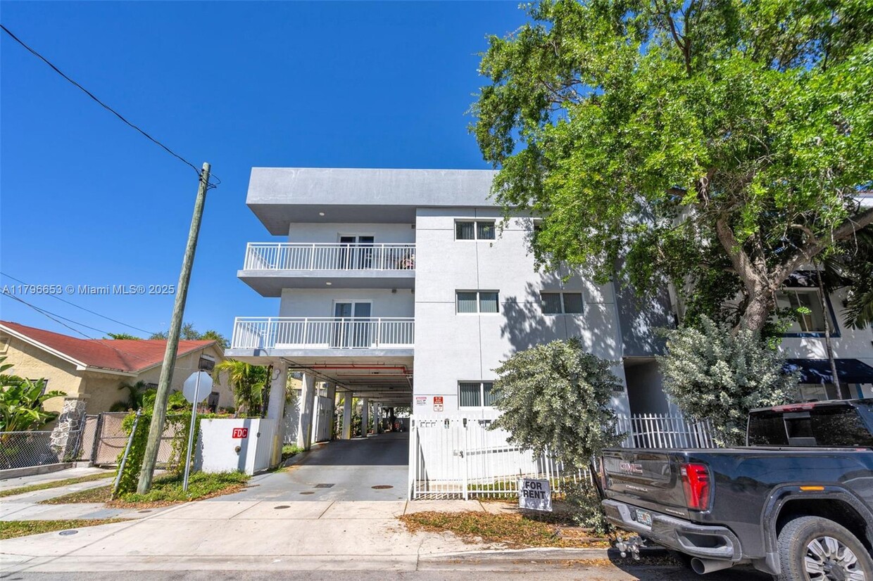 Foto principal - 1029 NW 3rd St