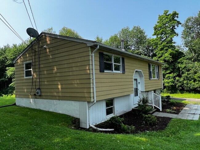 Building Photo - Updated 5 BR Raised Ranch in Amherst with ...