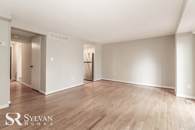 Foto del edificio - Don't miss out on this lovely townhome!