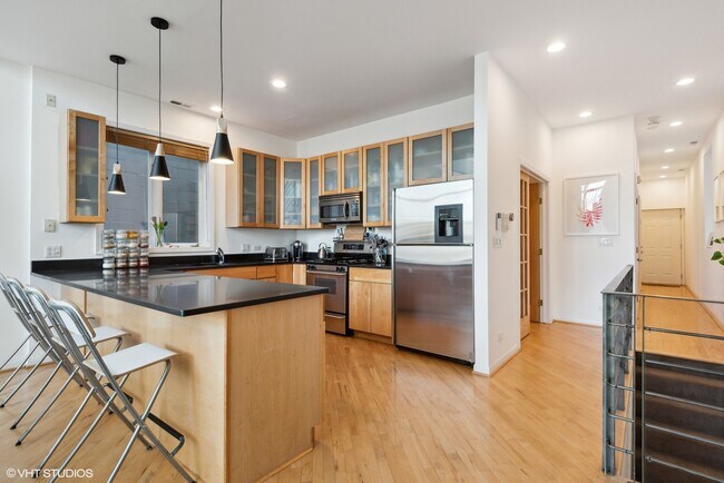Building Photo - 1111 N Paulina St