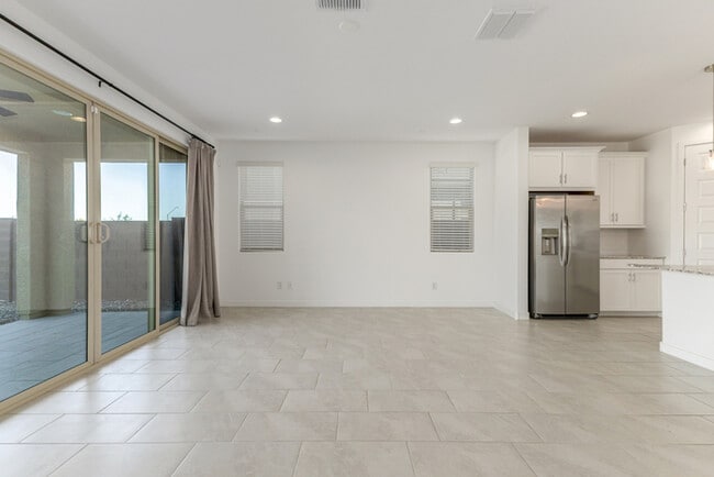 Foto del edificio - 19414 W College Dr