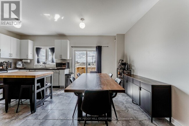 Building Photo - 1226 Peelar Cres