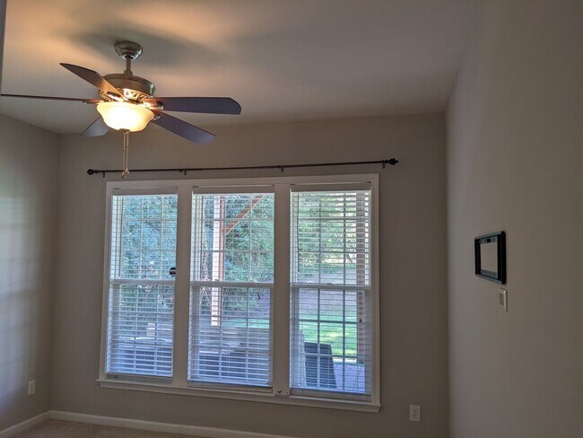 Foto del edificio - Spacious 5-Bedroom, 3-Bath Home with Excep...