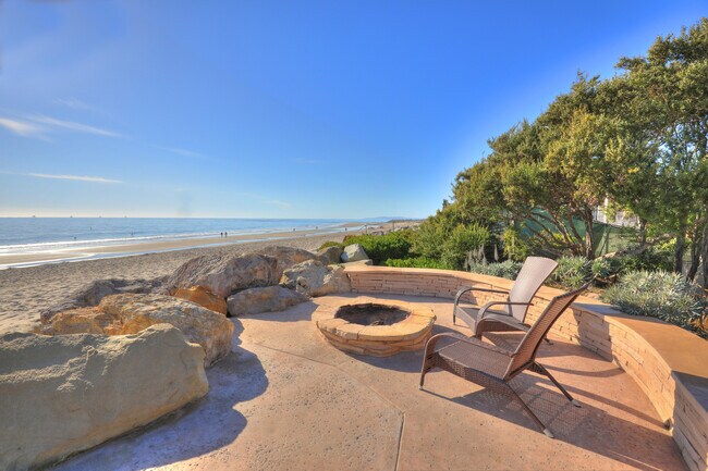 Building Photo - 4535 Avenue Del Mar