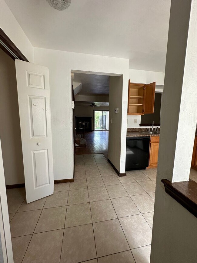 Foto del edificio - 3825 Buchanan Dr