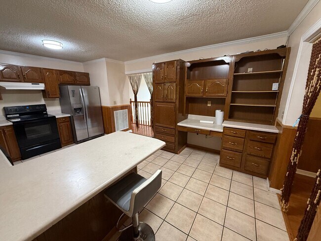 Foto del edificio - Spacious 4-Bedroom, 3-Bath Home in a Desir...