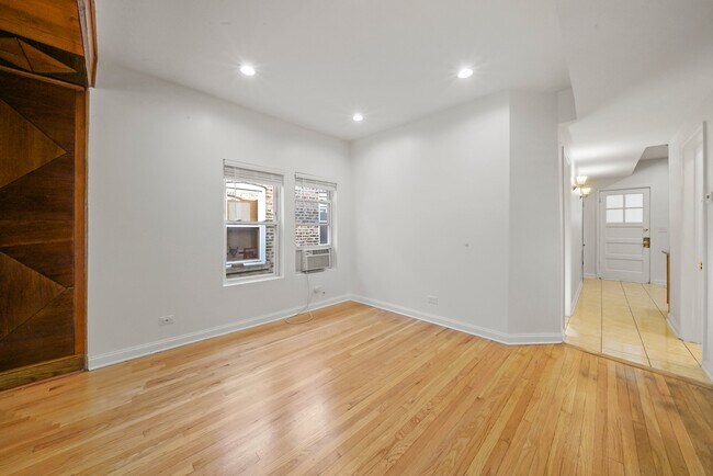 Building Photo - 820 N. Francisco Ave
