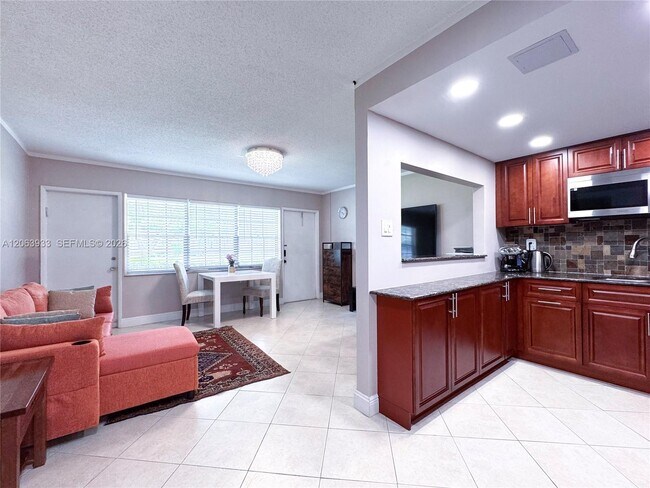Foto del edificio - 2455 NE 51st St