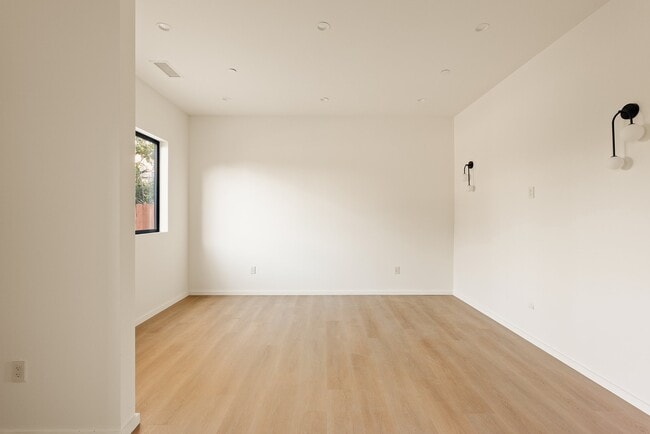 Building Photo - 17850 Saticoy St