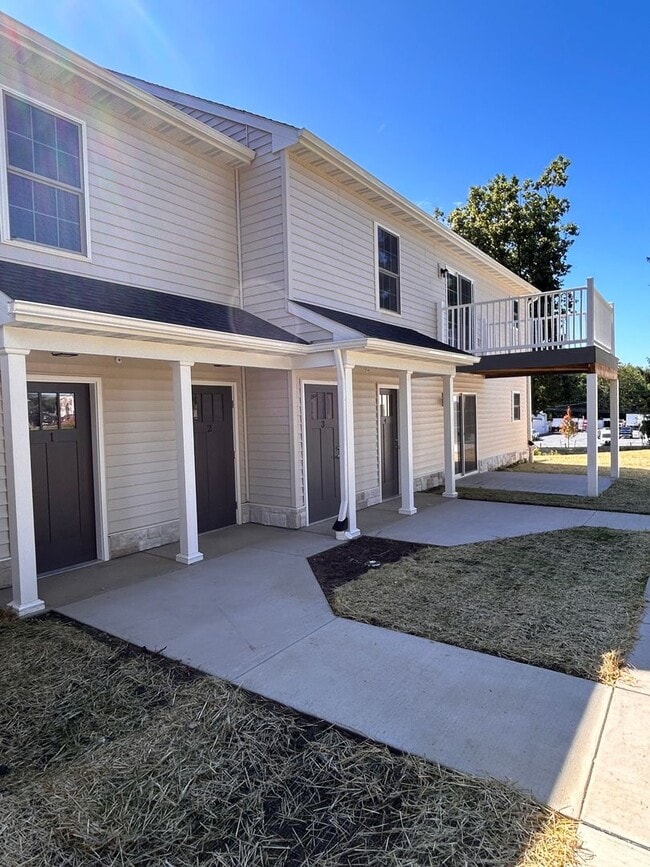 Building Photo - 558 Longfellow Dr