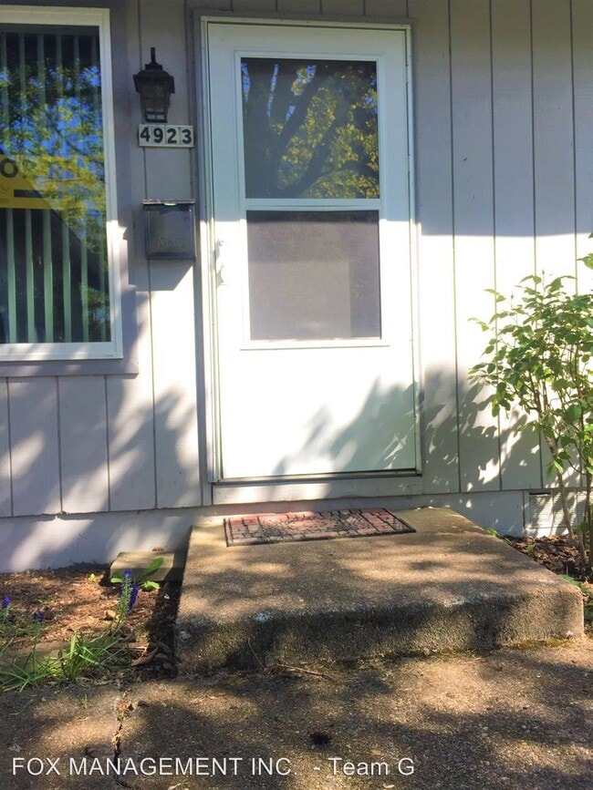 Building Photo - 4923-4925 SE 66th Ave