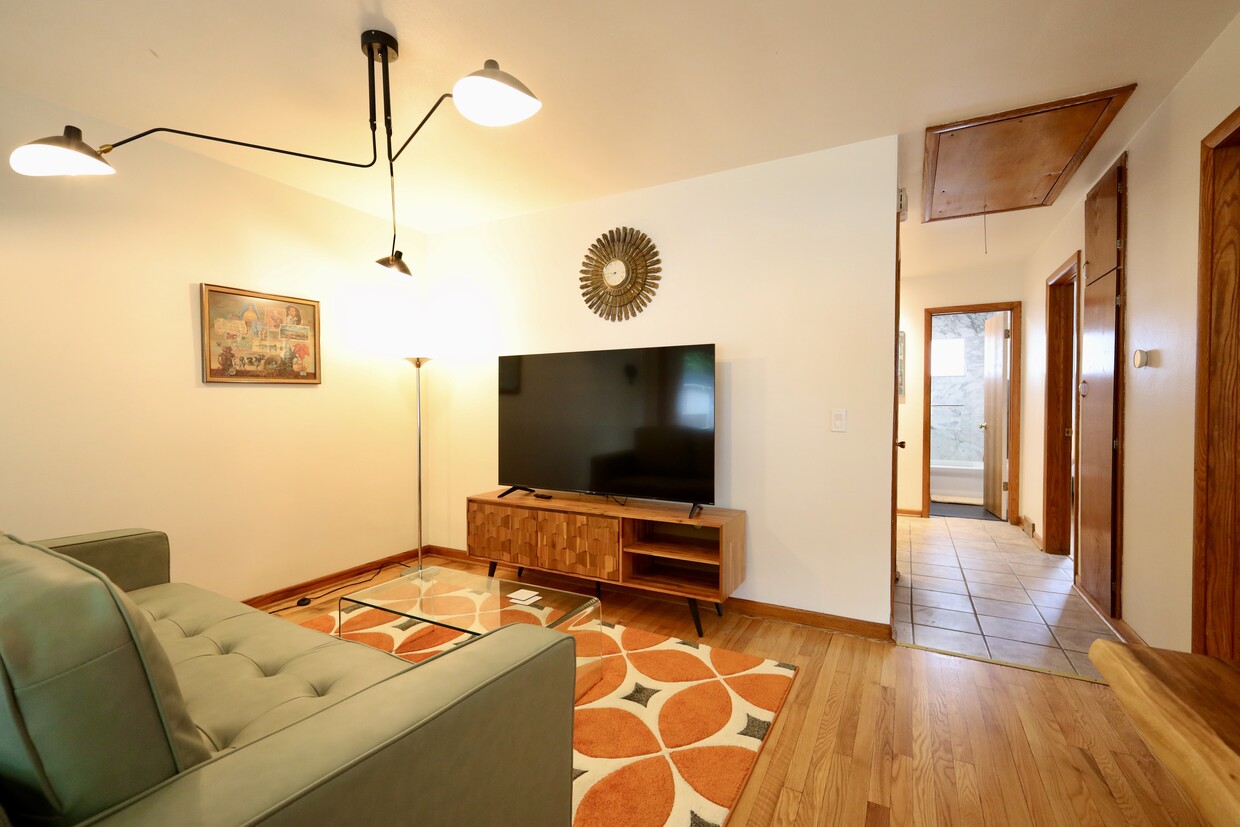 Foto principal - Renovated 2BR | Furnished, Util. Inc.