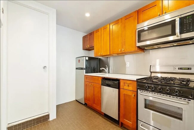 Building Photo - 125 E 39th St