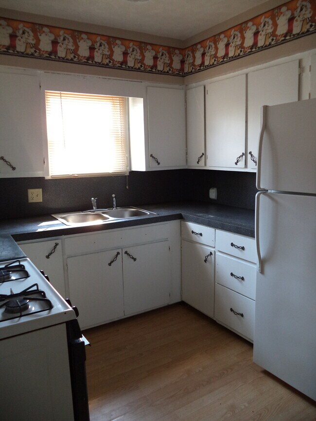 Building Photo - 3 Bedroom Charmer near MSU!